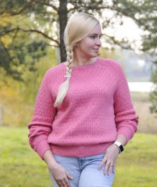 [Aiste Butkeviciene] Вязаная блуза с графичной анатомической кокеткой Rosehip (2025)